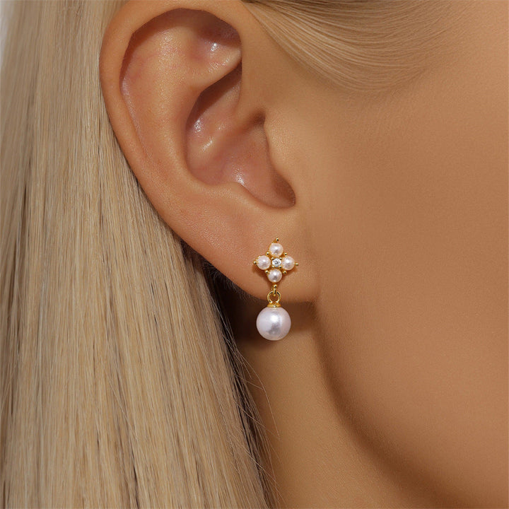 Viktoria – Zarte goldene Ohrringe mit delikatem Glanz.