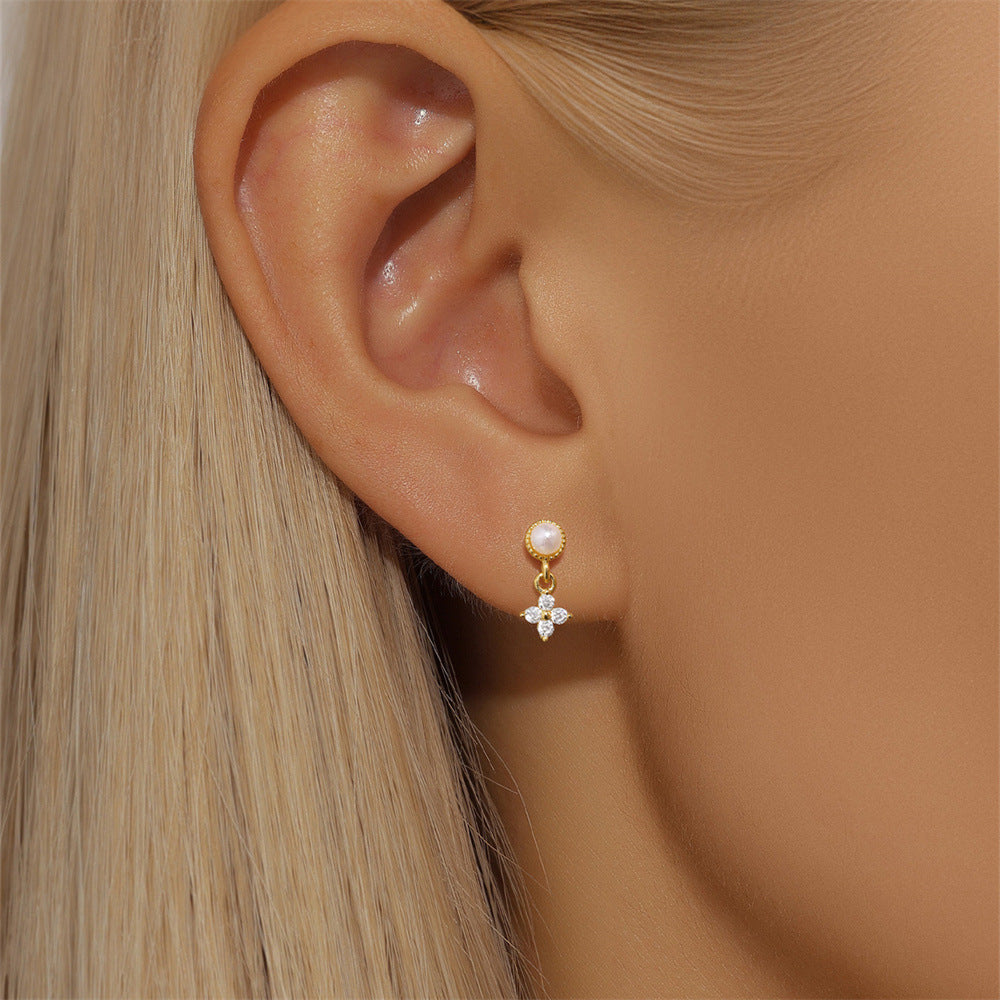 Viktoria – Zarte goldene Ohrringe mit delikatem Glanz.