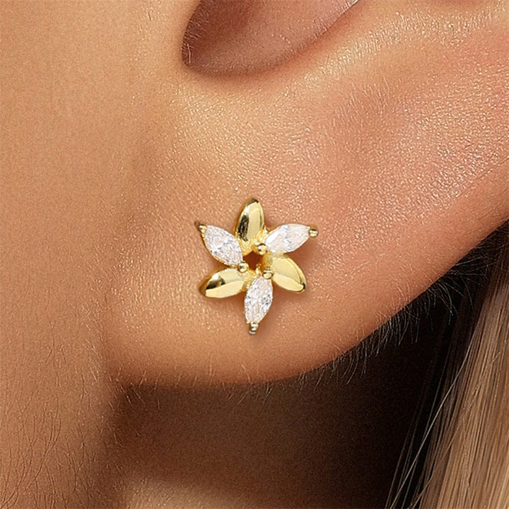 Viktoria – Zarte goldene Ohrringe mit delikatem Glanz.