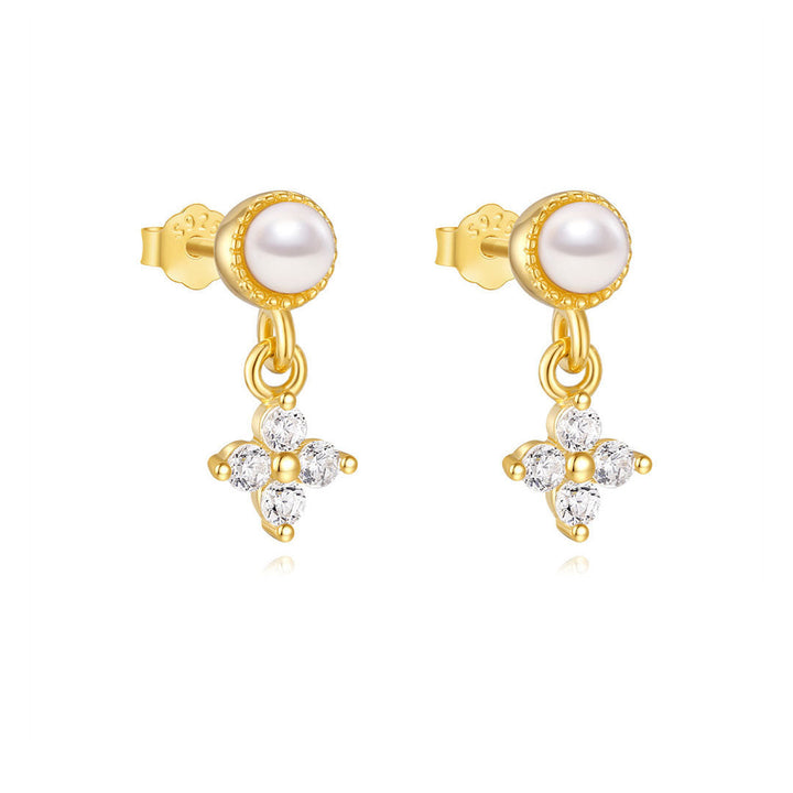 Viktoria – Zarte goldene Ohrringe mit delikatem Glanz.