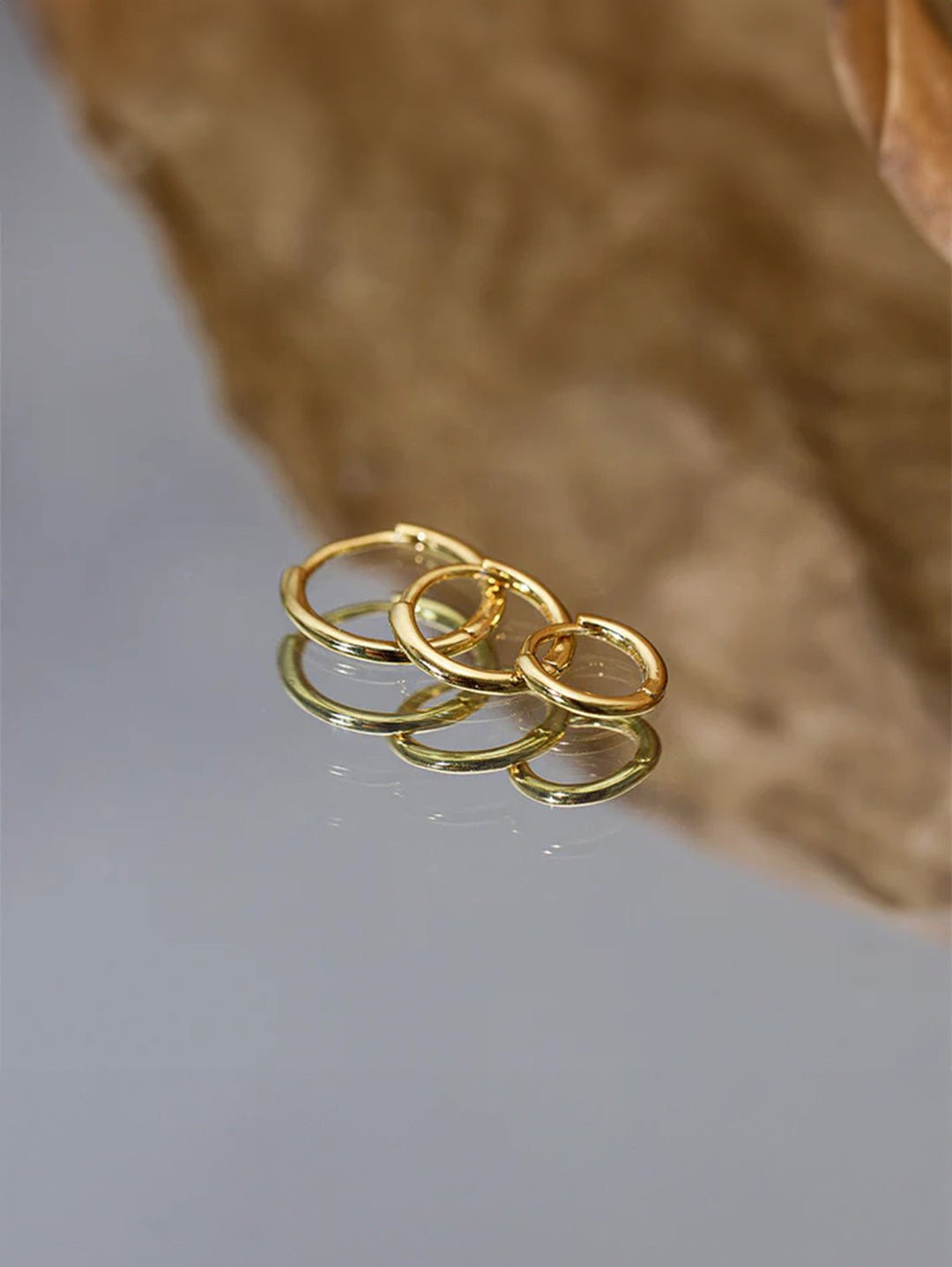 Emilie – Zarte goldene Ohrringe mit sanftem Glanz.