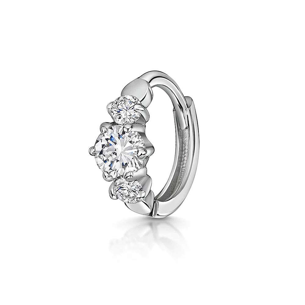 Frieda – Zarte goldene Ohrringe mit verspieltem Akzent.