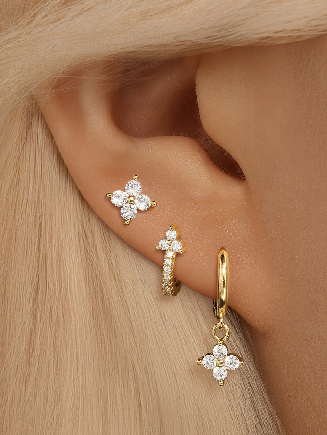 Bianka – Zarte goldene Ohrringe mit Lichtreflexen.