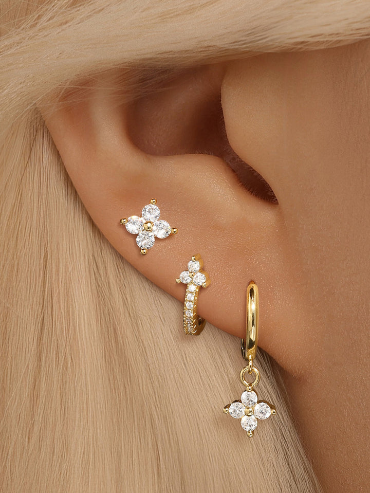 Bianka – Zarte goldene Ohrringe mit Lichtreflexen.