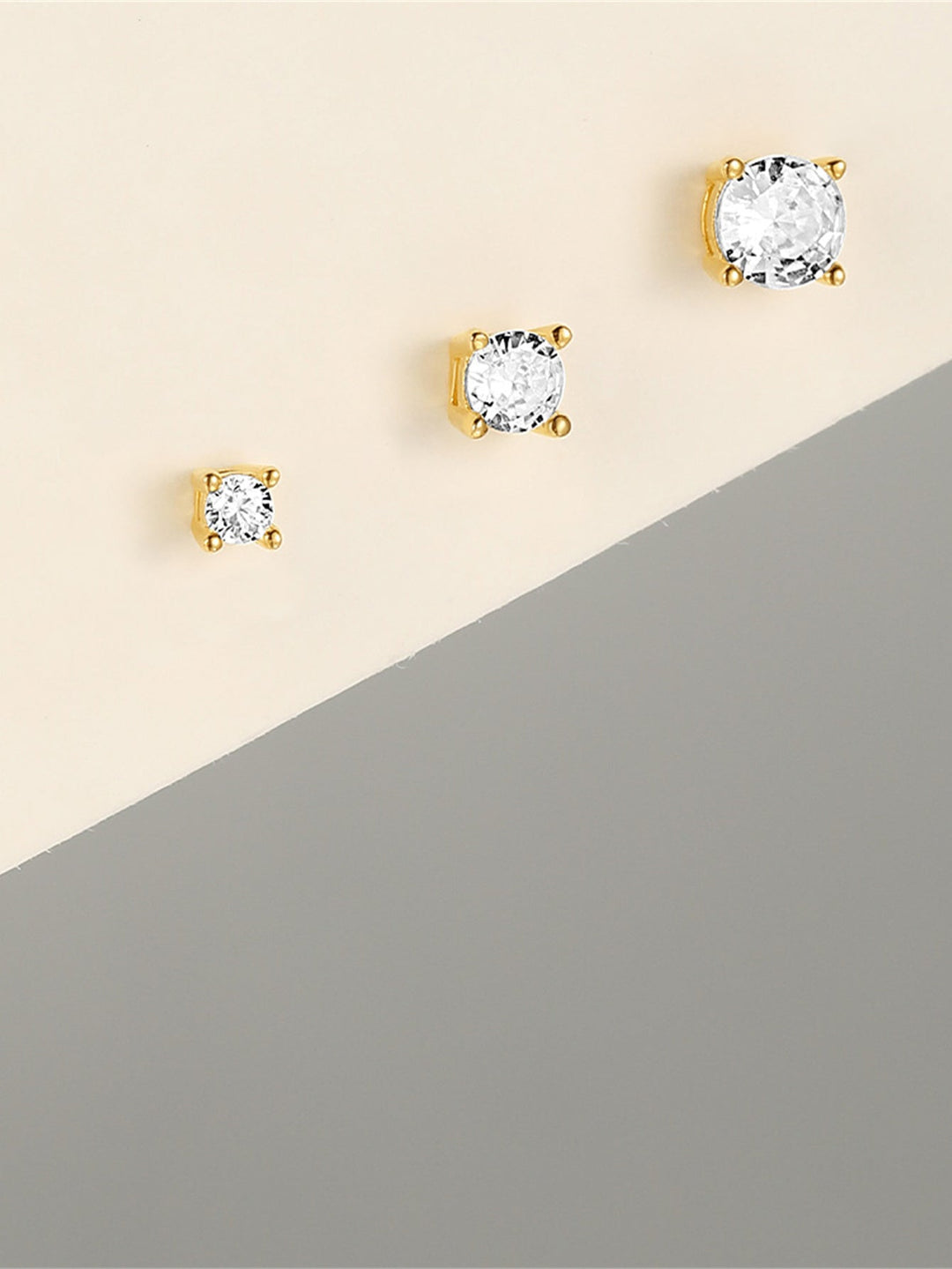 Eveline – Zarte goldene Ohrringe mit elegantem Schwung.