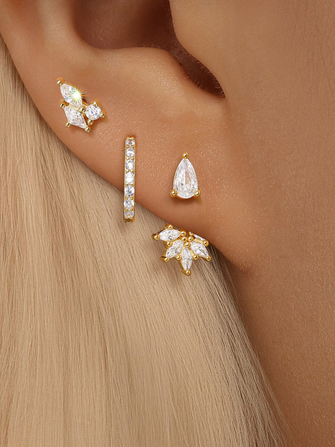 Magda – Zarte goldene Ohrringe mit sanftem Glanz.