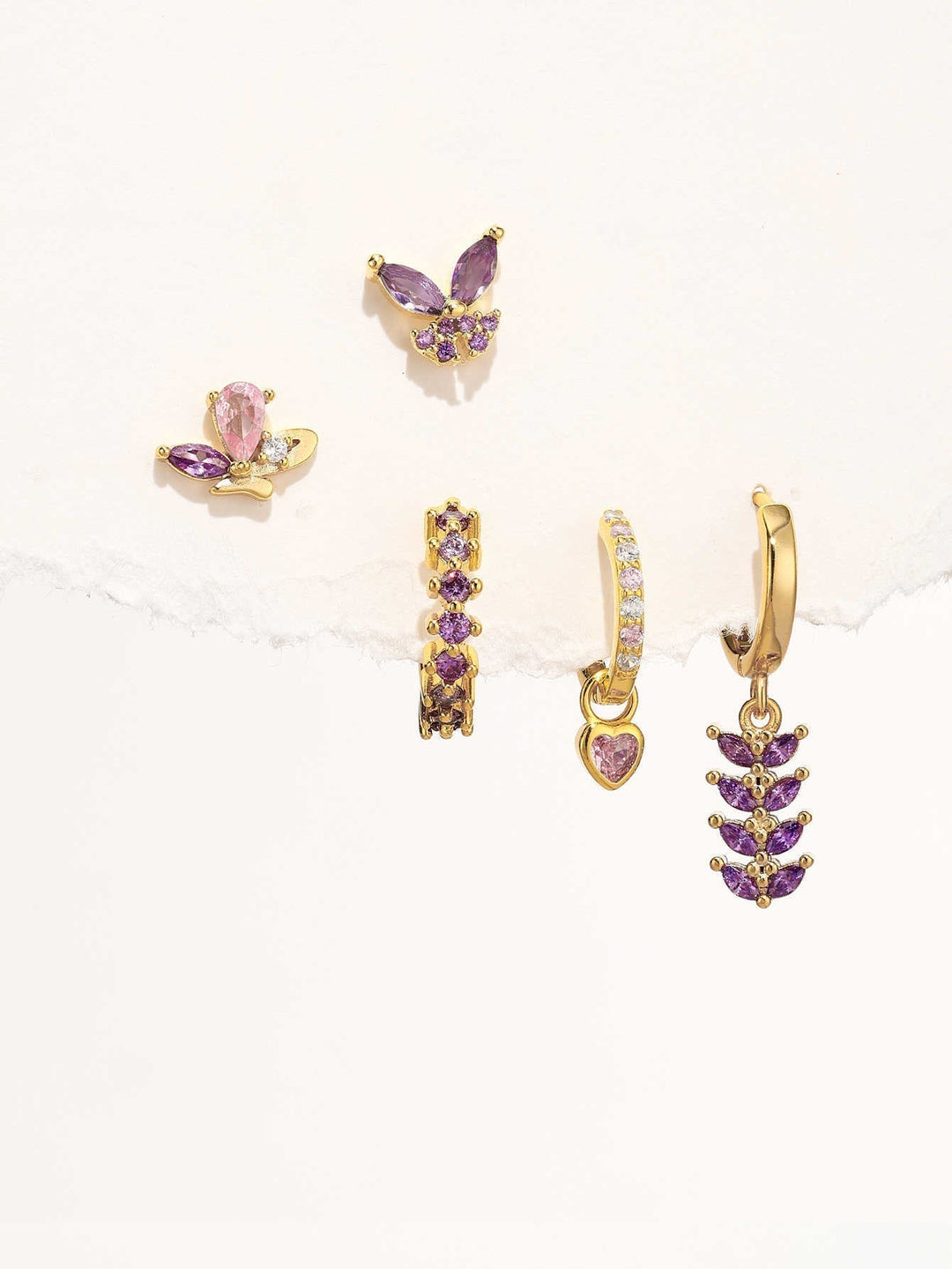 Greta – Zarte goldene Ohrringe mit dezentem Schwung.