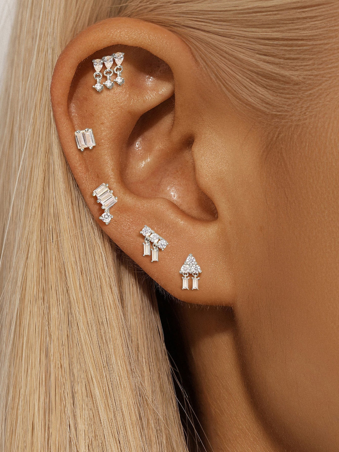 Goldene Ohrringe mit sanfter Kurve