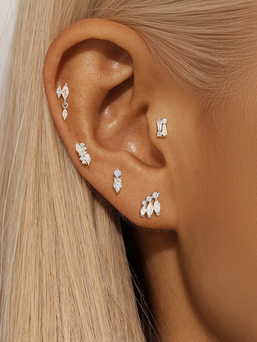 Goldene Ohrringe mit sanfter Kurve