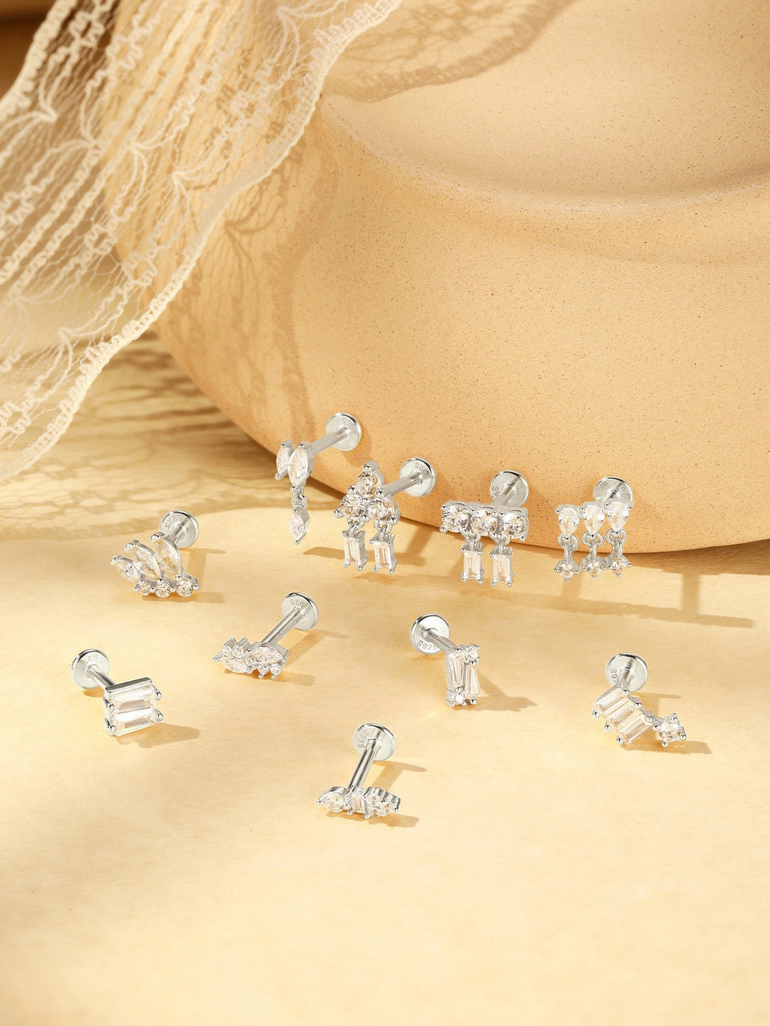 Goldene Ohrringe mit sanfter Kurve