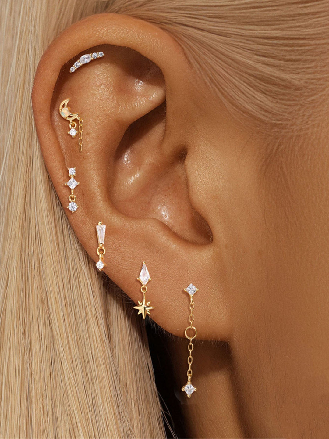 Valentina – Zarte goldene Ohrringe mit sanfter Kurve.