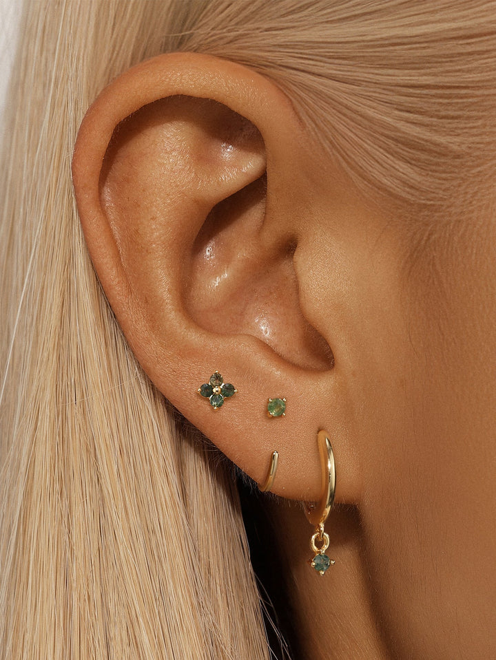 Mona – Goldene Ohrringe mit fließendem Design.