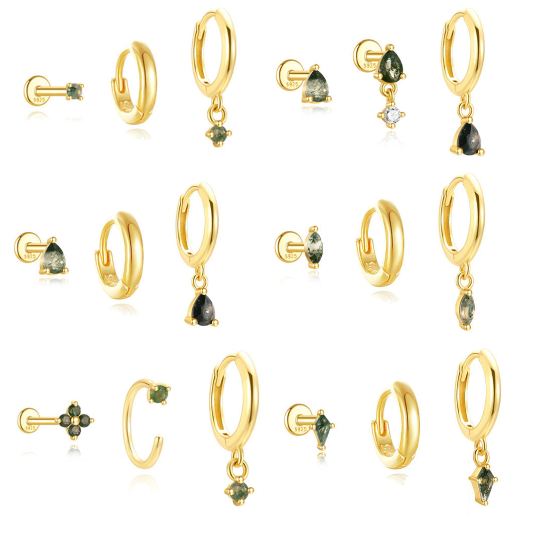 Mona – Goldene Ohrringe mit fließendem Design.