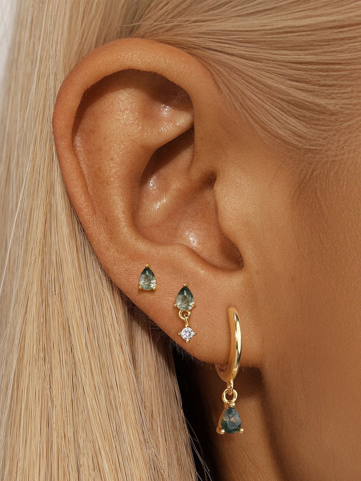 Mona – Goldene Ohrringe mit fließendem Design.