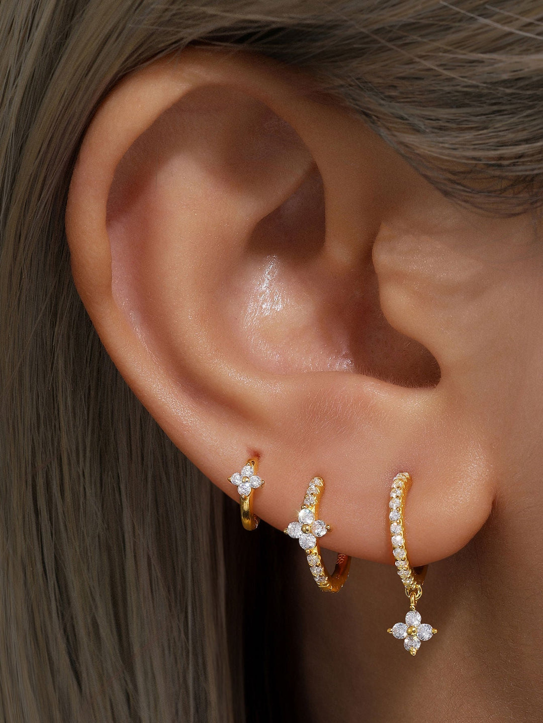 Alena – Zarte goldene Ohrringe mit eleganter Anmut.