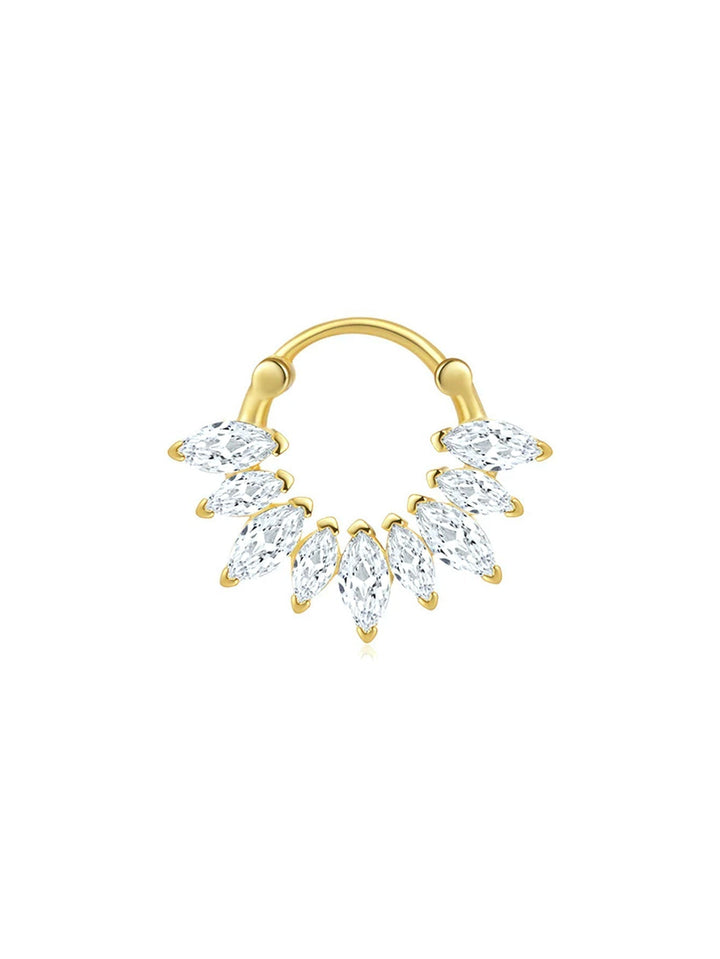 Alena – Zarte goldene Ohrringe mit eleganter Anmut.