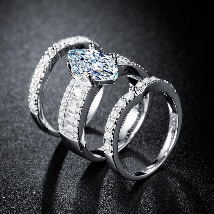 Veronika – Ring-Set mit Diamanten und goldenen Akzenten.