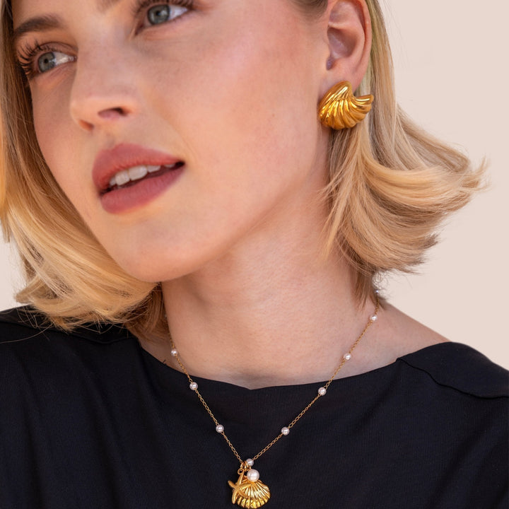 Anneliese – Goldene Muschelohrringe.