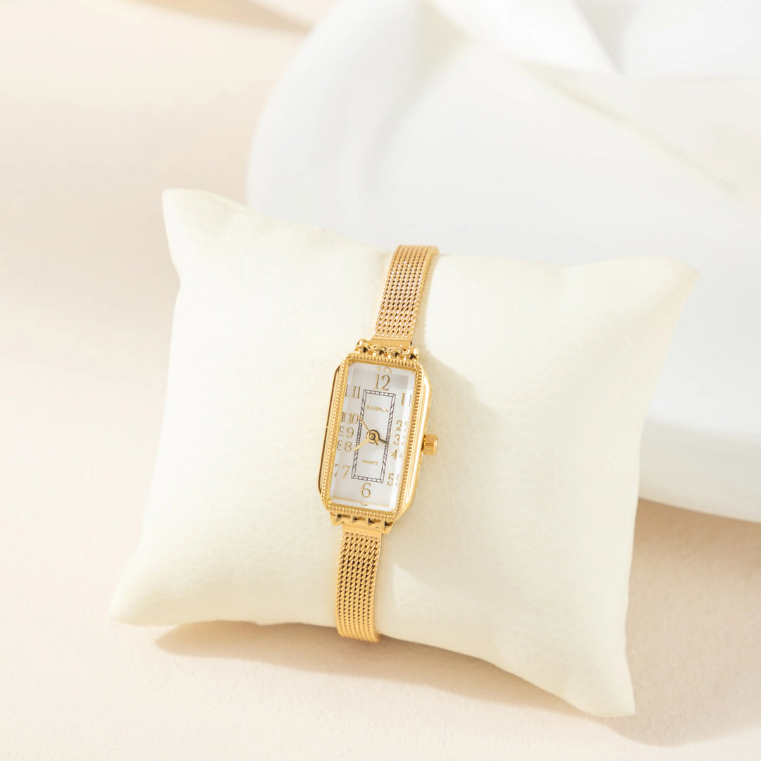 Teresa – Goldene Uhr mit rechteckigem Zifferblatt.