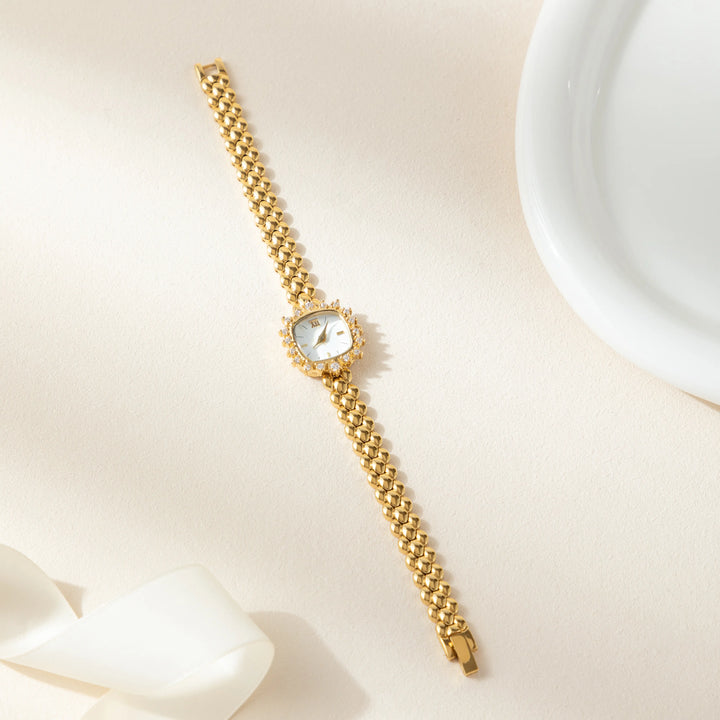 Isabella – Goldene Uhr mit rundem Armband.