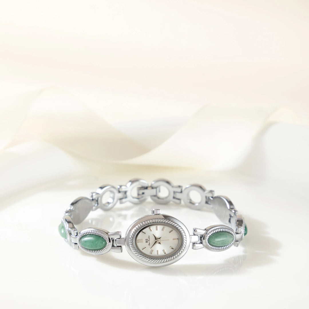 Klara – Goldene Uhren mit länglichem Ziffernblatt.