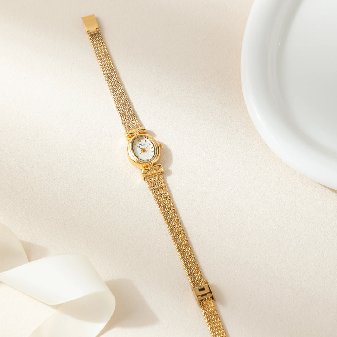 Selina – Goldene Uhr im ovalen Design.