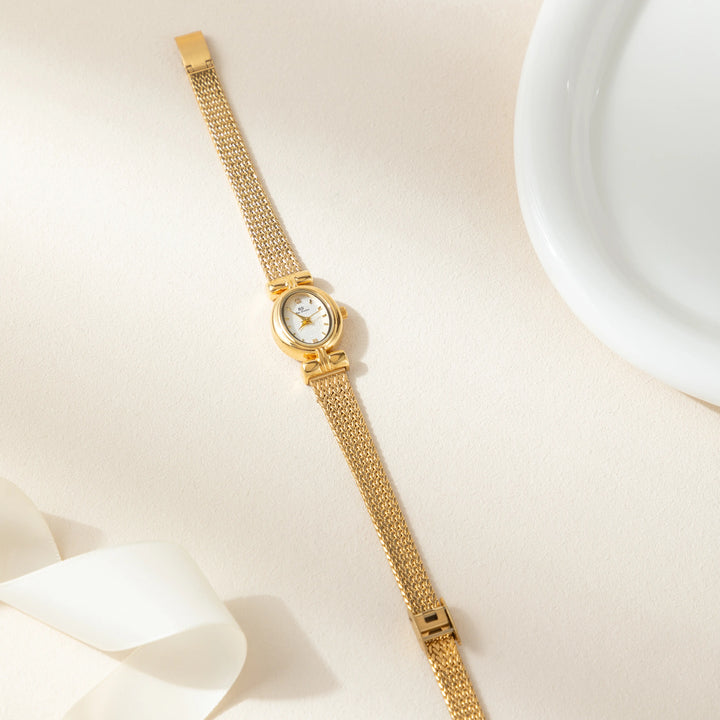 Selina – Goldene Uhr im ovalen Design.