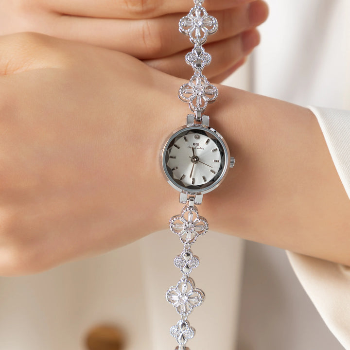 Elina – Goldene Uhr mit Blumenarmband.