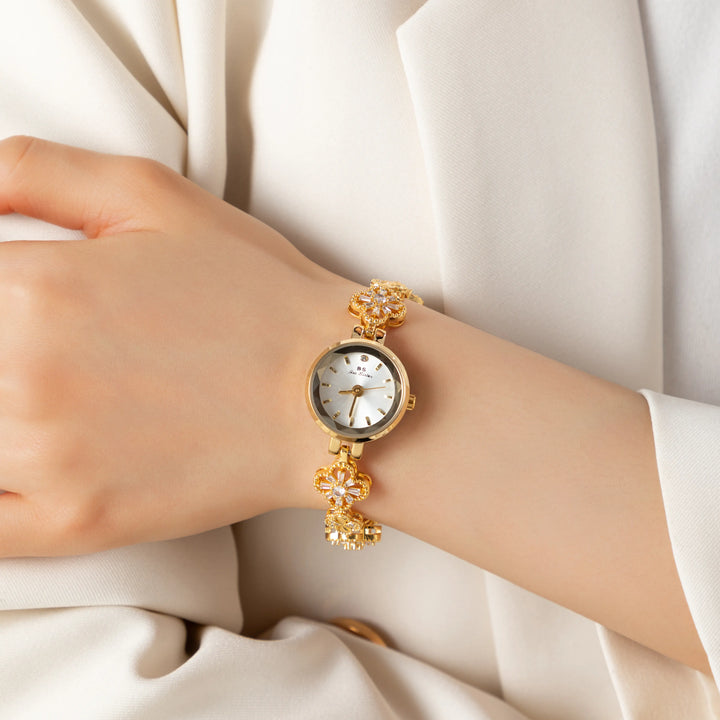 Elina – Goldene Uhr mit Blumenarmband.