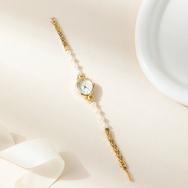 Aurelia – Goldene Damenarmbanduhr mit Tropfenzifferblatt.