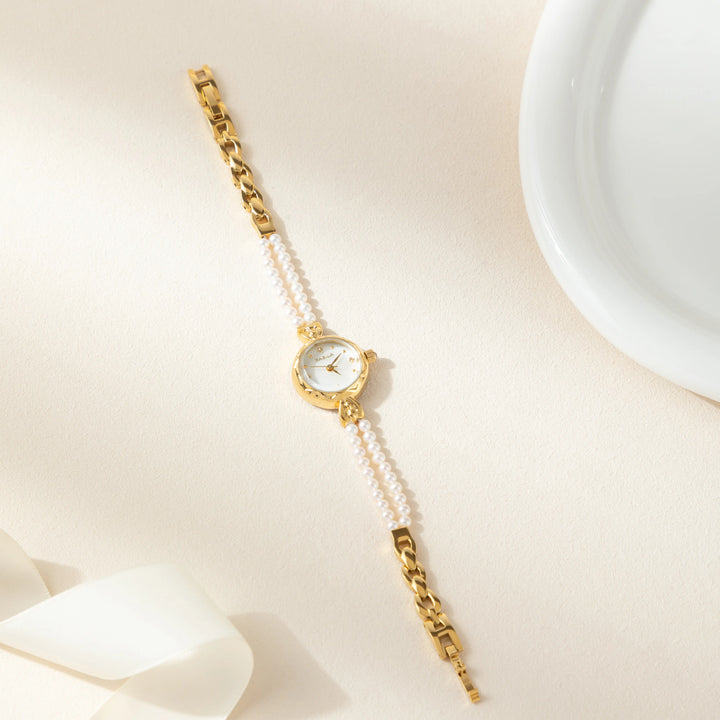 Johanna – Goldene Uhr mit kristallinem Rand.