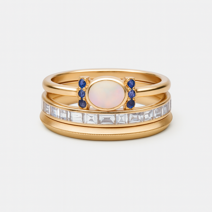 Tereza – Zarter goldener Ring mit schimmerndem Opal.