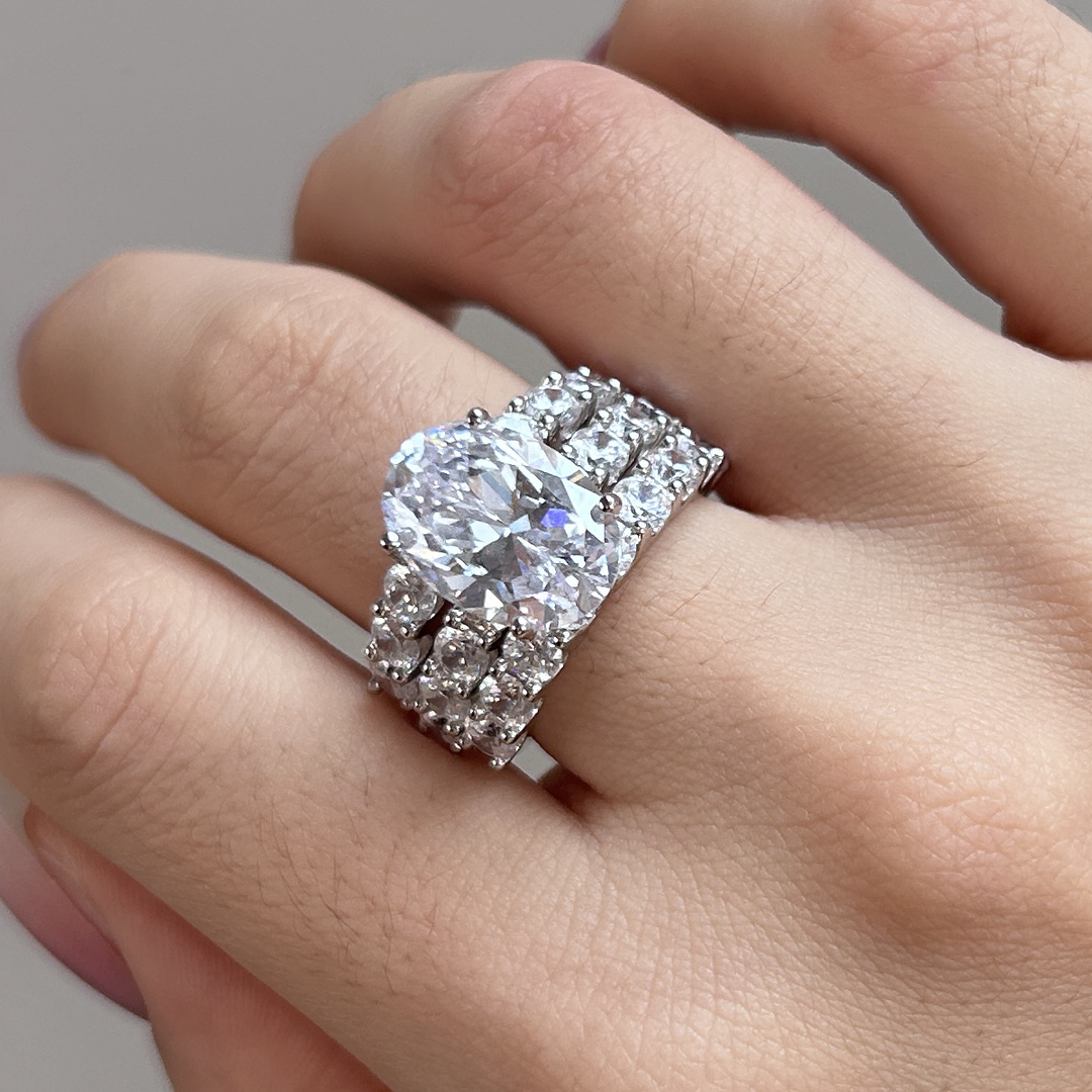 Greta – Silberner Diamantring mit Ornament.