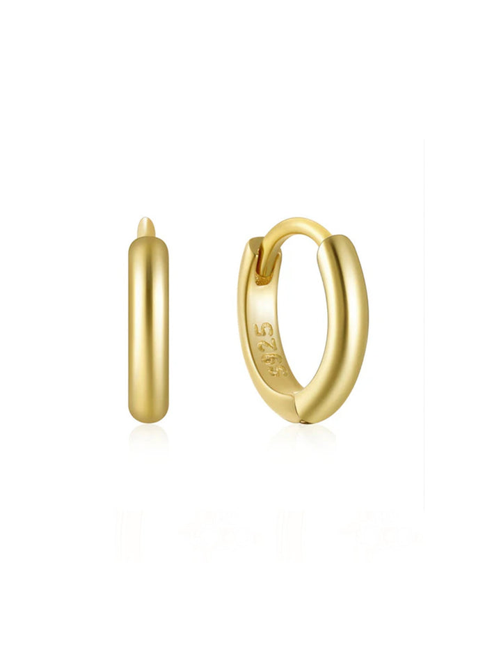 Marta – Goldene Ohrringe mit zeitlosem Design.