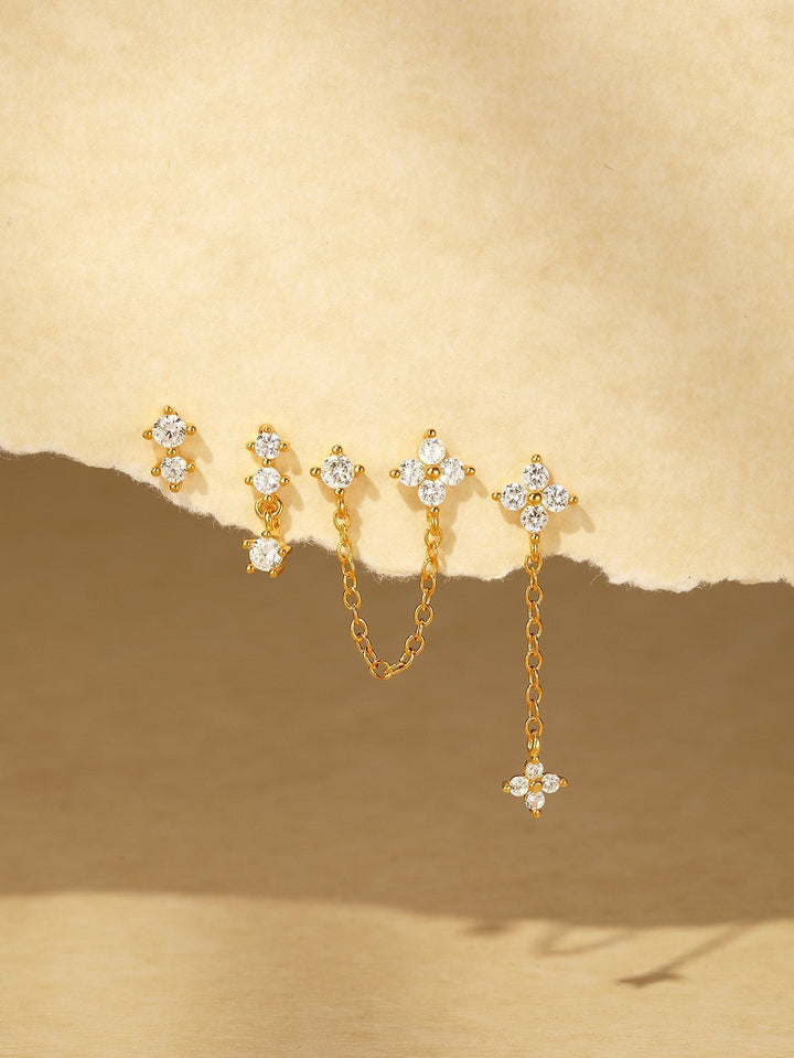 Mira – Zarte goldene Ohrringe mit glatter Oberfläche.