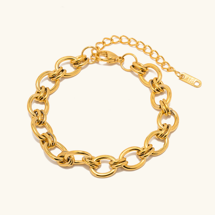 Johanna – Zarter goldener Armreif mit Charm-Details.