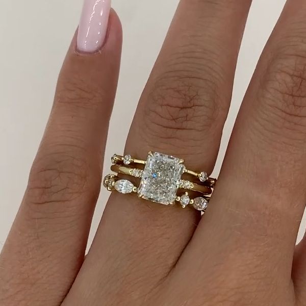 Nora – Diamantring im geschichteten Design.