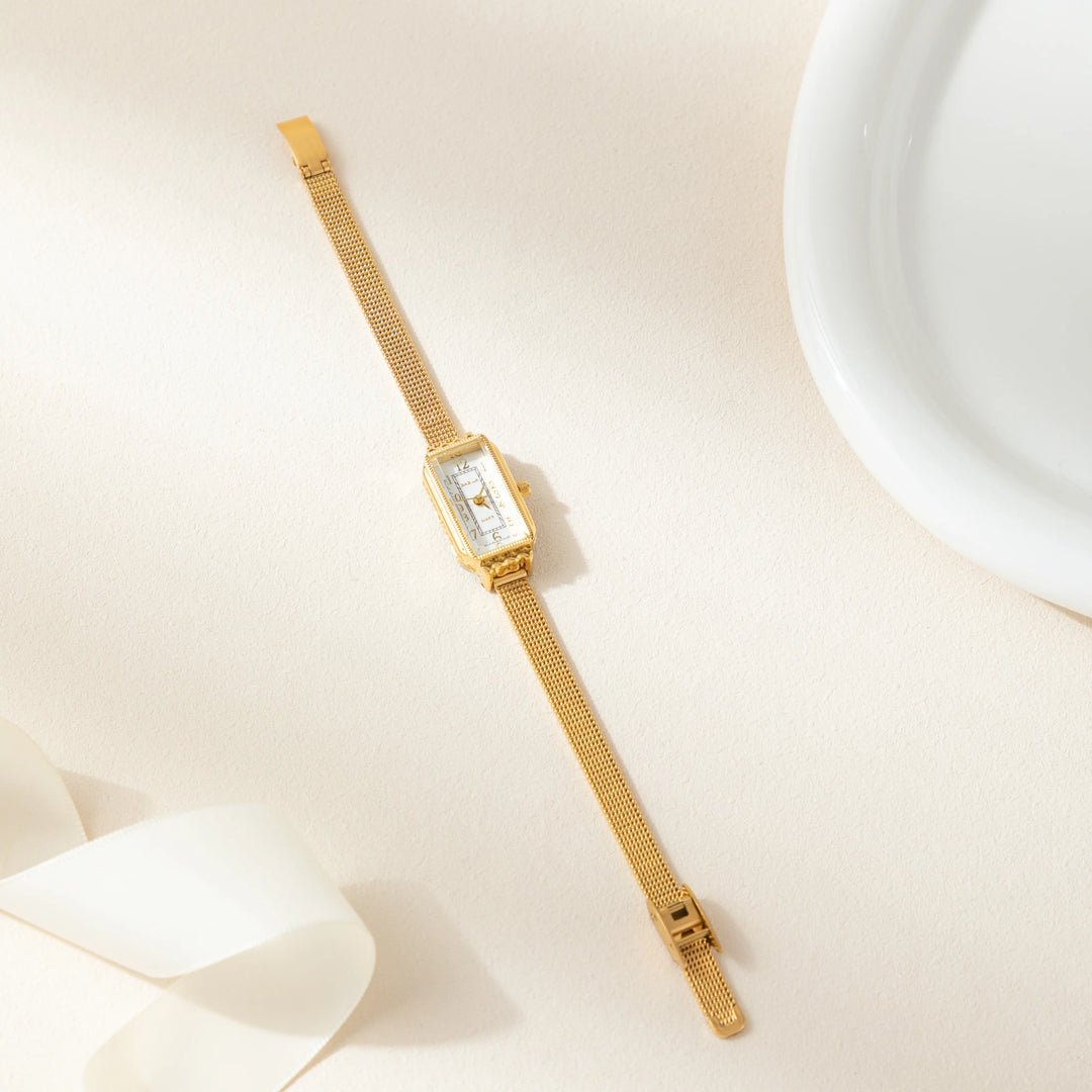 Teresa – Goldene Uhr mit rechteckigem Zifferblatt.