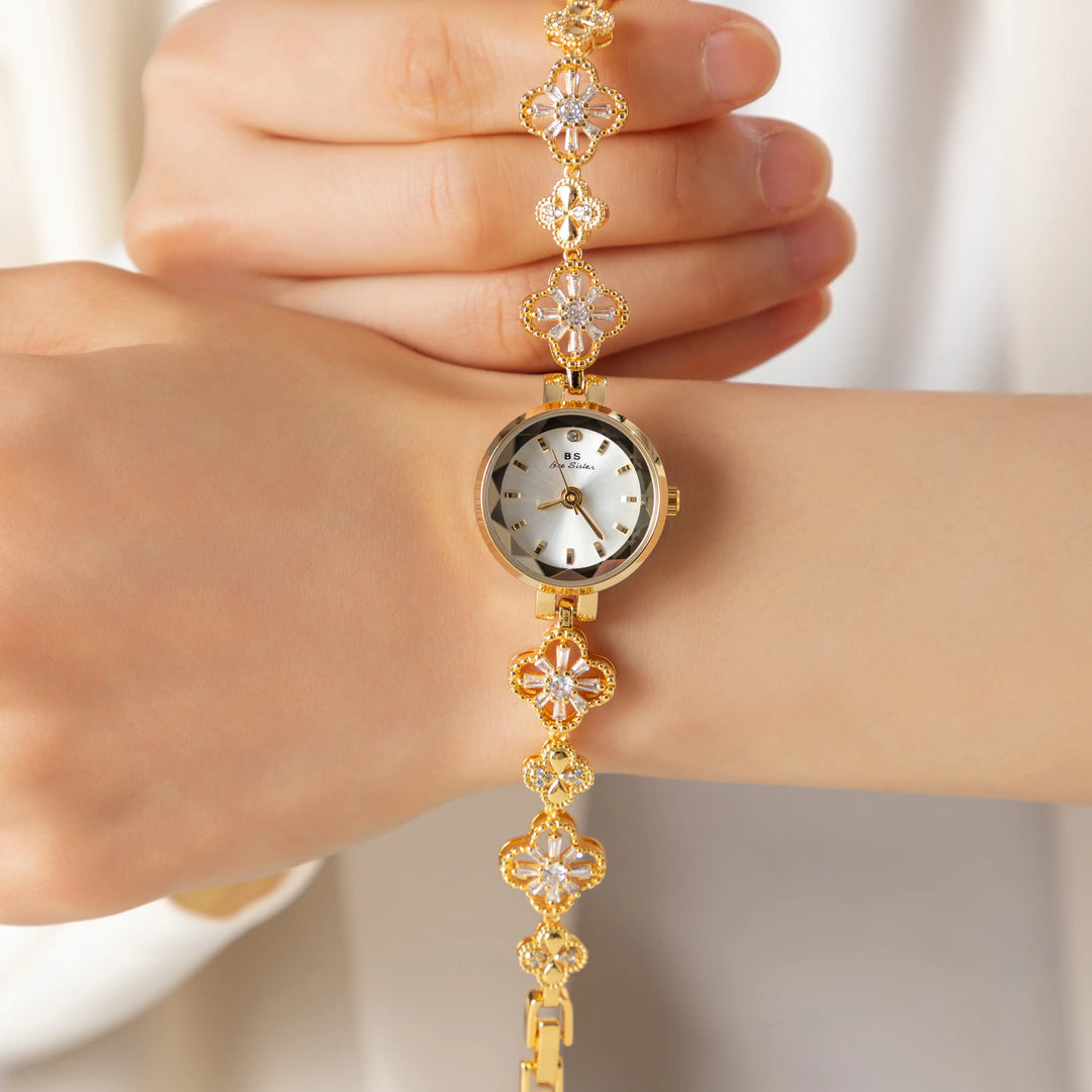 Elina – Goldene Uhr mit Blumenarmband.