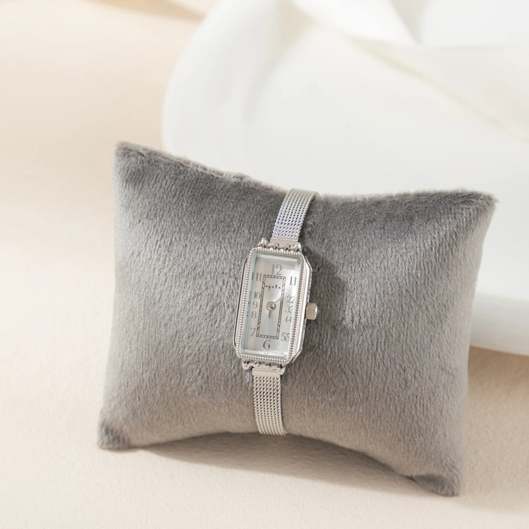 Teresa – Goldene Uhr mit rechteckigem Zifferblatt.