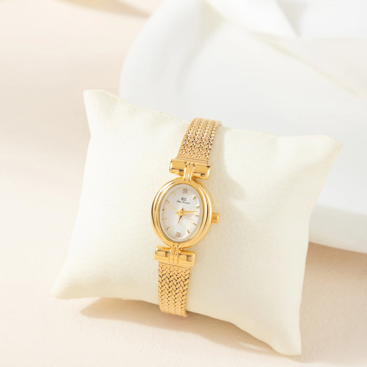 Selina – Goldene Uhr im ovalen Design.