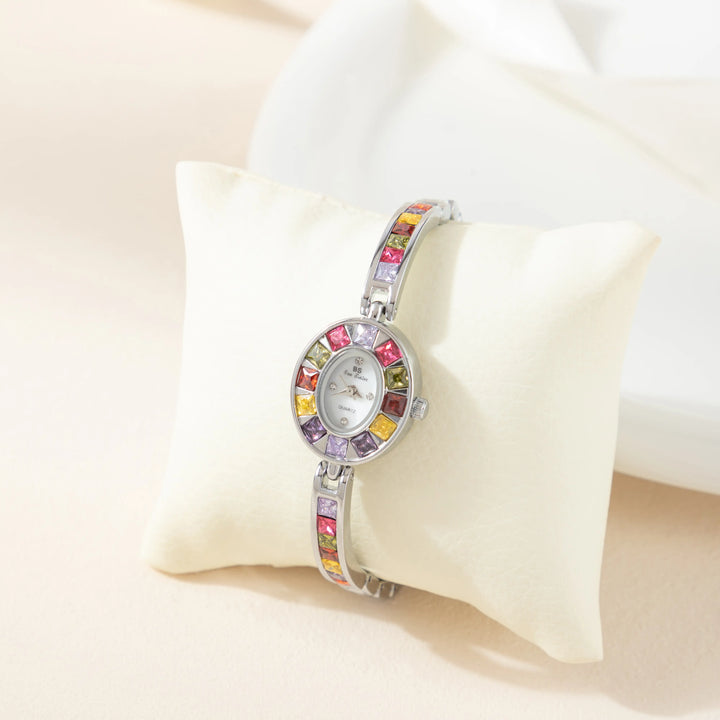 Amelie – Goldene Uhr mit kristallinem Rahmen.