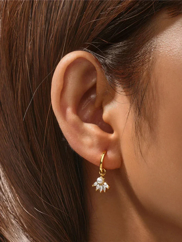 Clarissa – Goldene Ohrringe mit quadratischem Design.