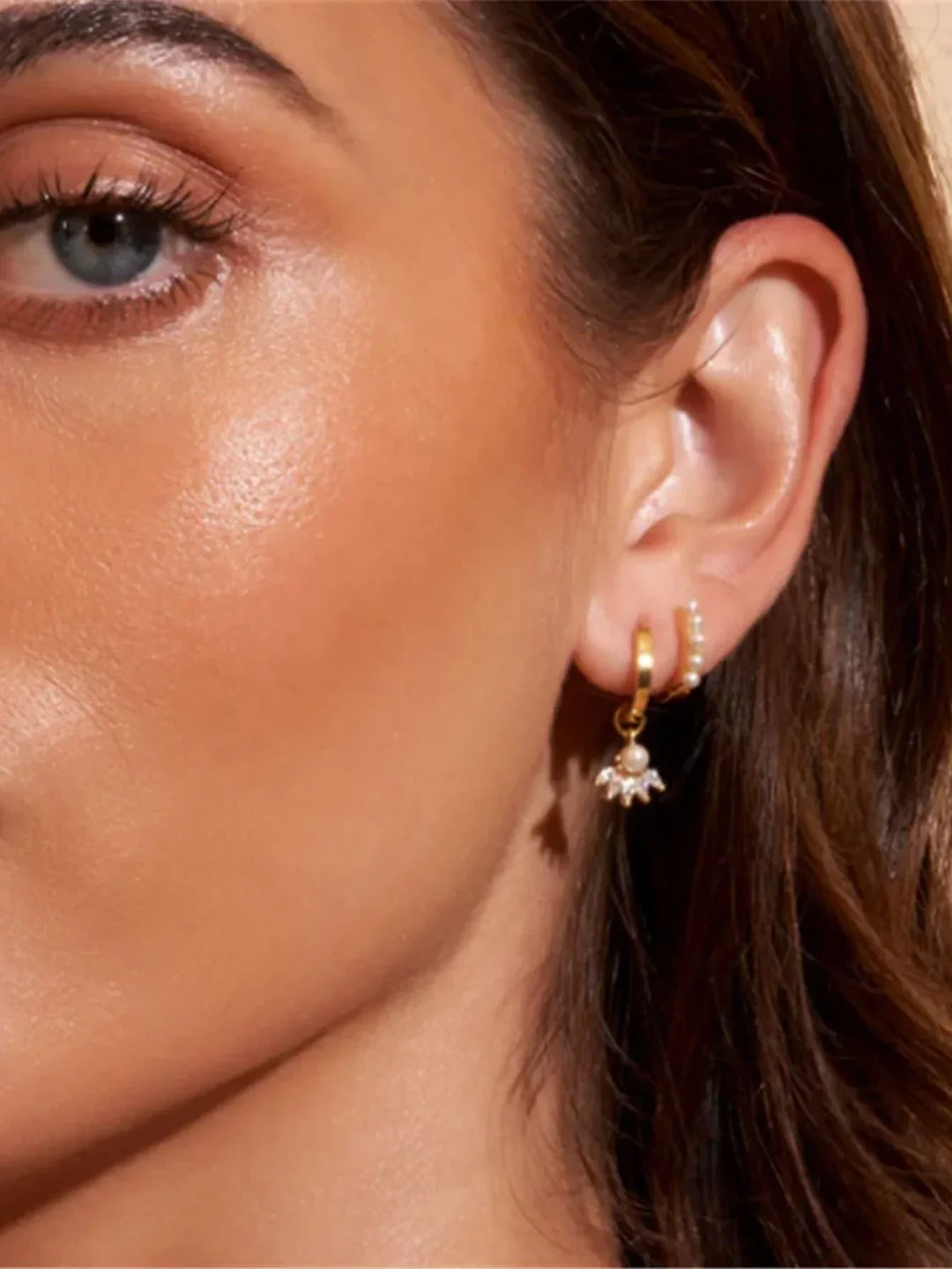 Clarissa – Goldene Ohrringe mit quadratischem Design.