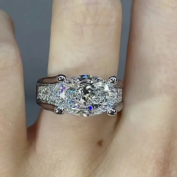 Viktoria – Glänzender Ring mit seitlichen Akzenten.