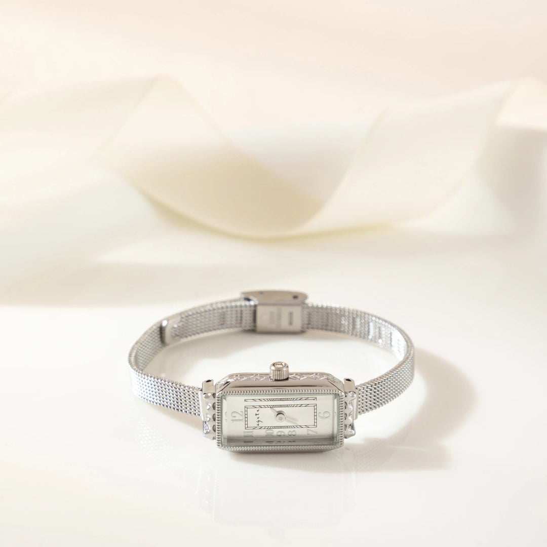 Teresa – Goldene Uhr mit rechteckigem Zifferblatt.