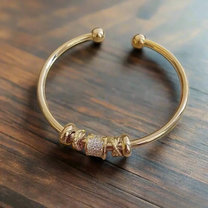 Nina - Verstellbares goldenes Armband mit Anhängern