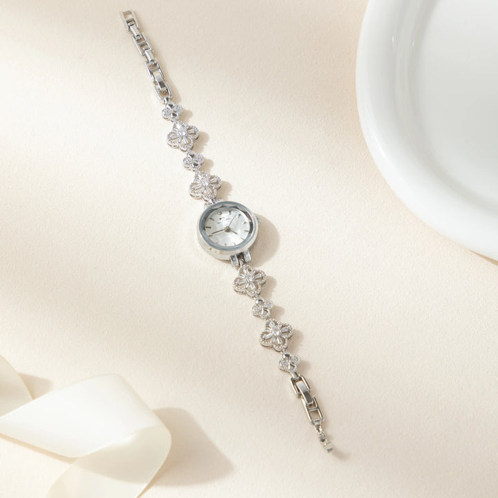 Elina – Goldene Uhr mit Blumenarmband.