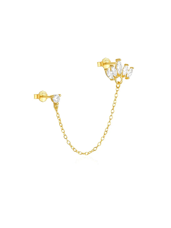 Daniela – Zarte goldene Ohrringe mit fließender Form.