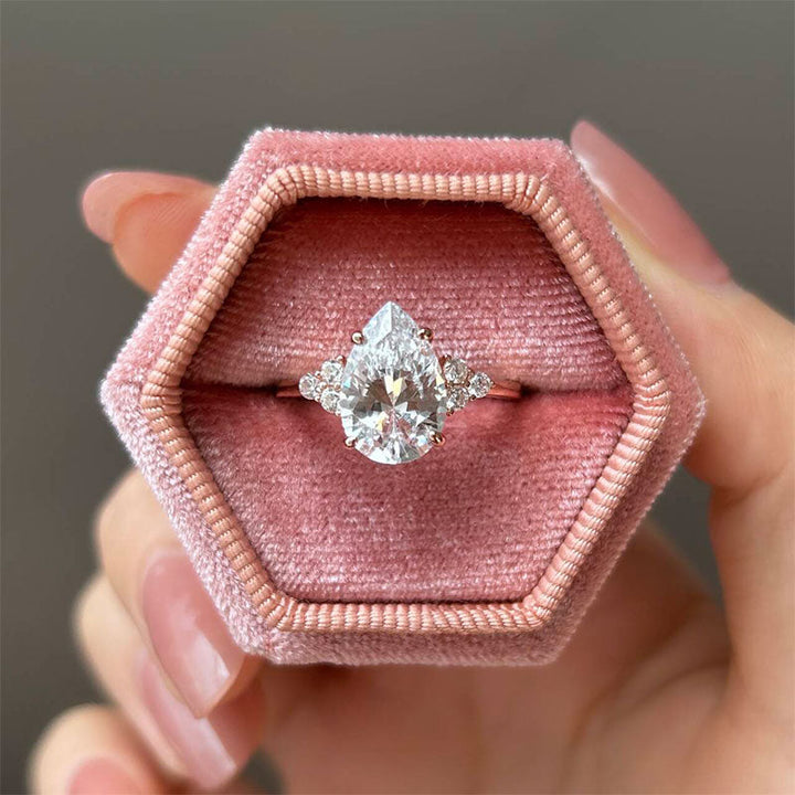 Clarissa – Diamantring mit Tropfenschliff in Goldfarbe.